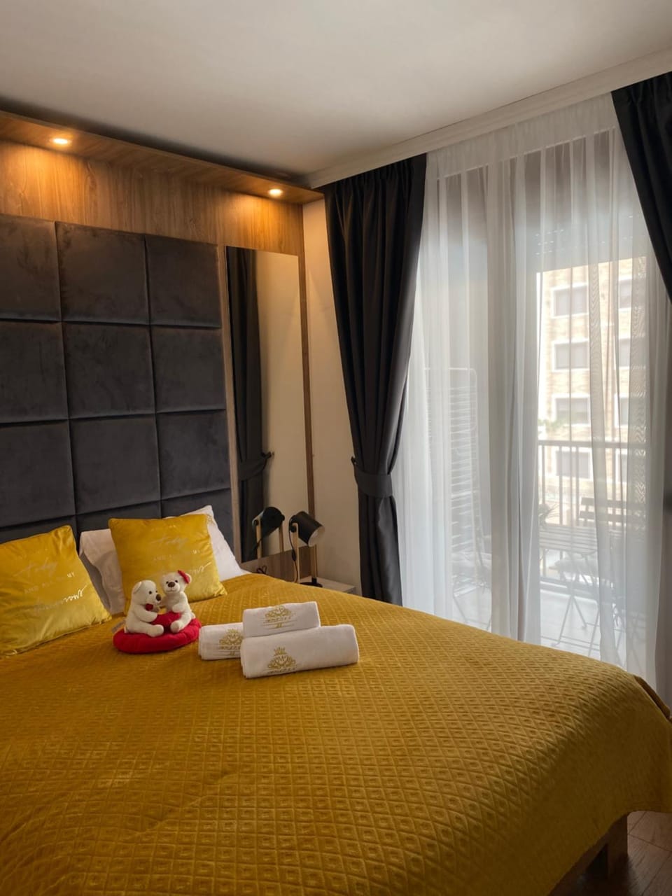 Bed, Bedroom, towels