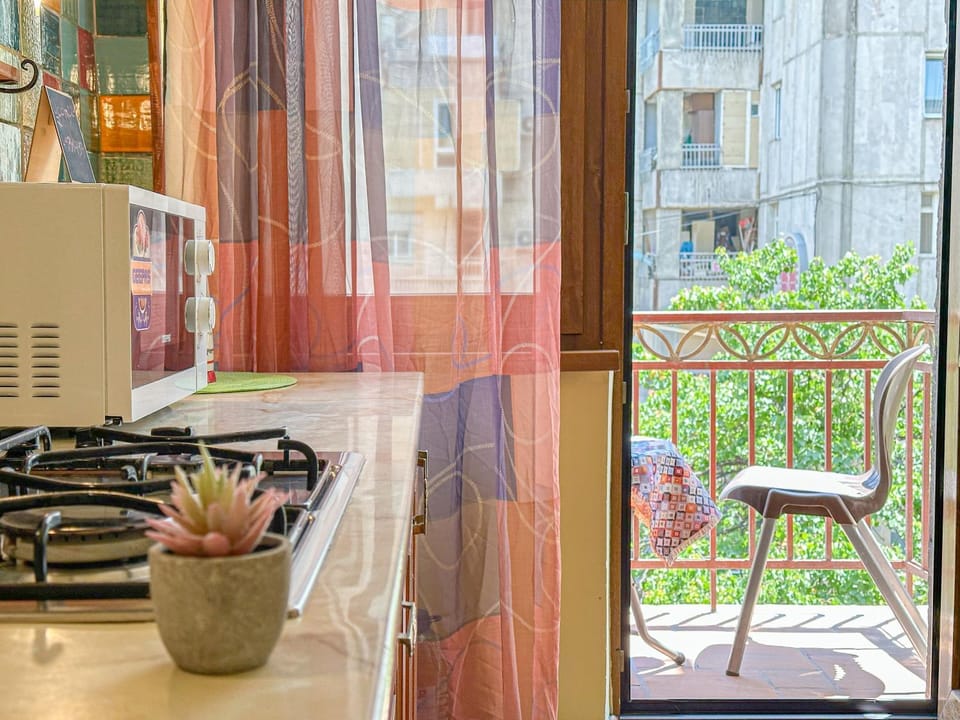 Kitchen or kitchenette, minibar