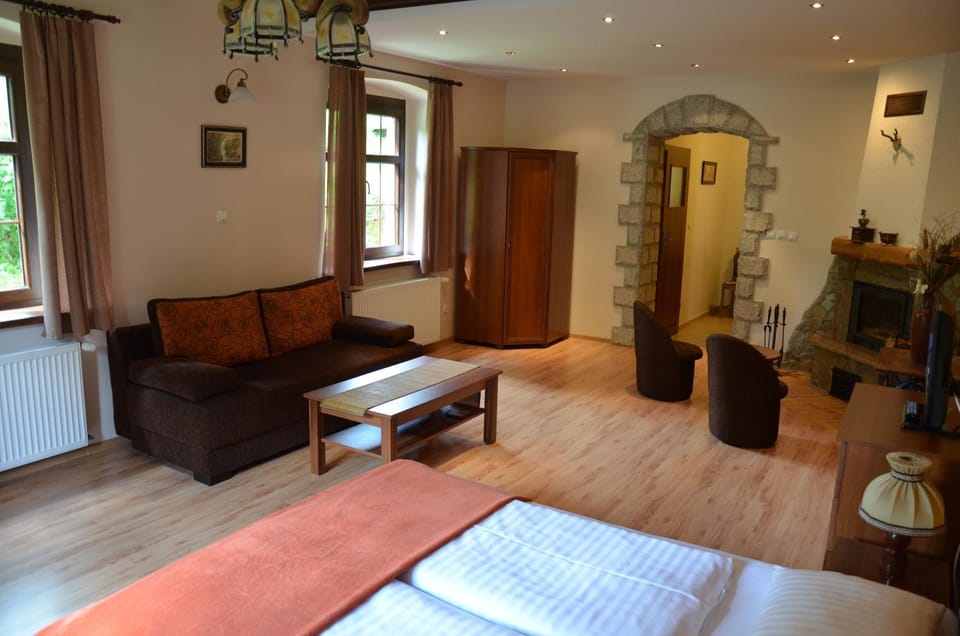 Bed, TV and multimedia, Living room, Photo of the whole room, Seating area, Bedroom