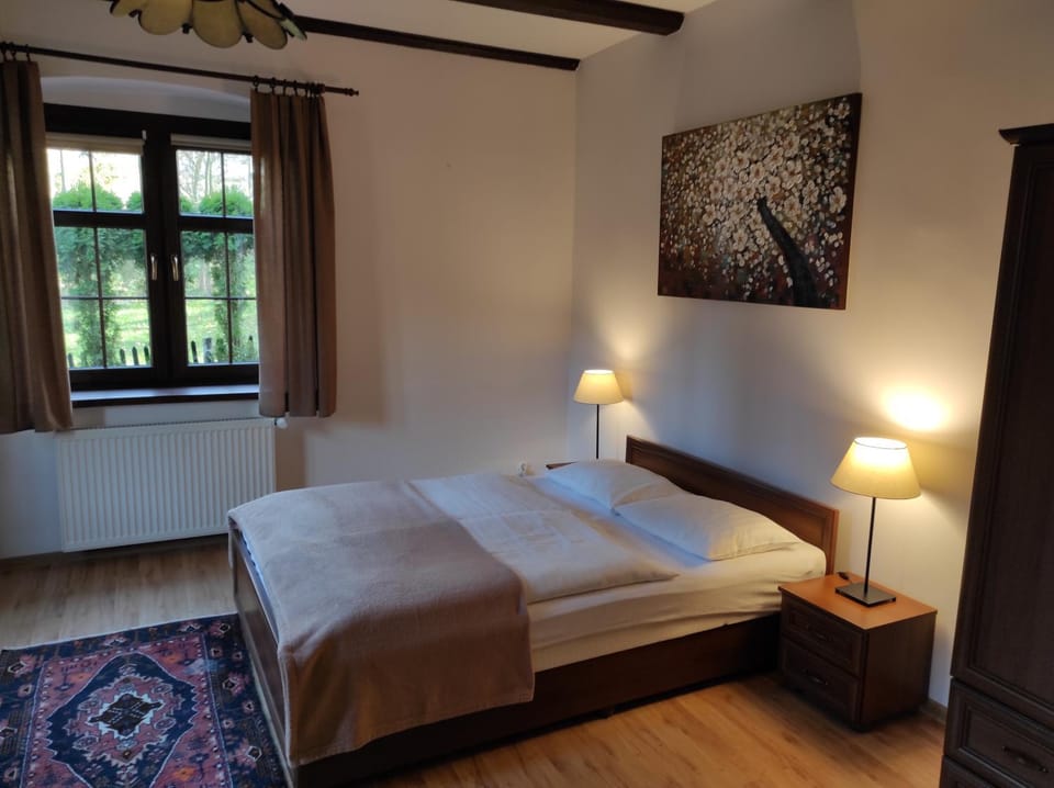 Bed, Living room, Photo of the whole room, Seating area, Bedroom