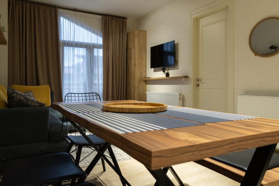 TV and multimedia, Living room, Seating area, Dining area