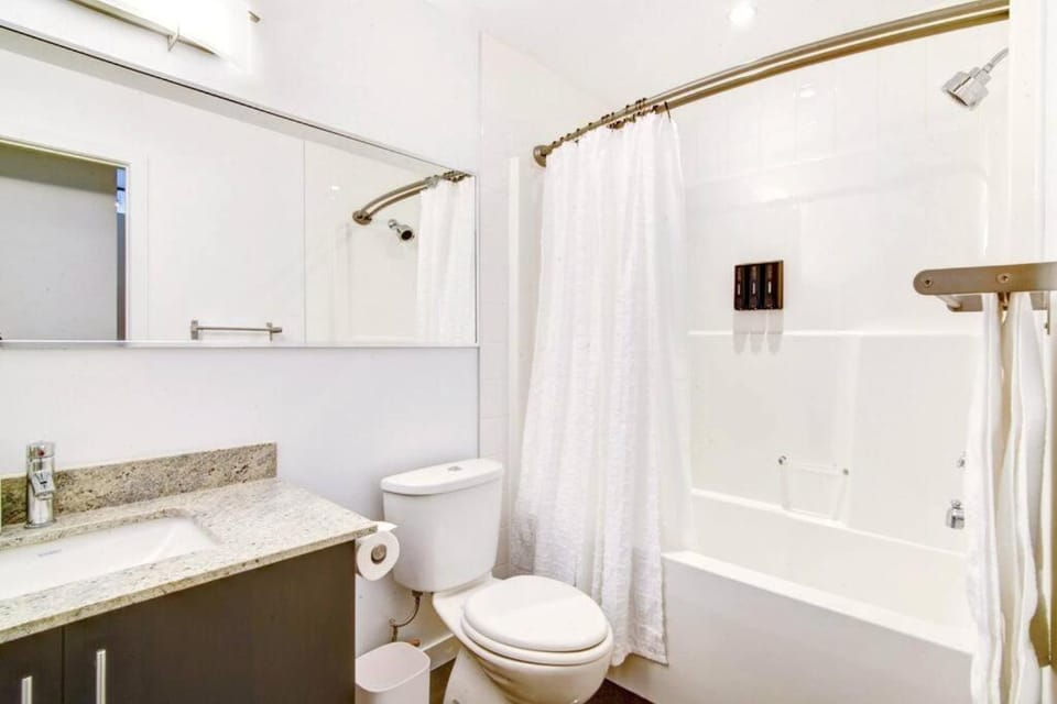 Stylish 1BR, Stampede & Free Parking by Doorbed Apartment in Calgary