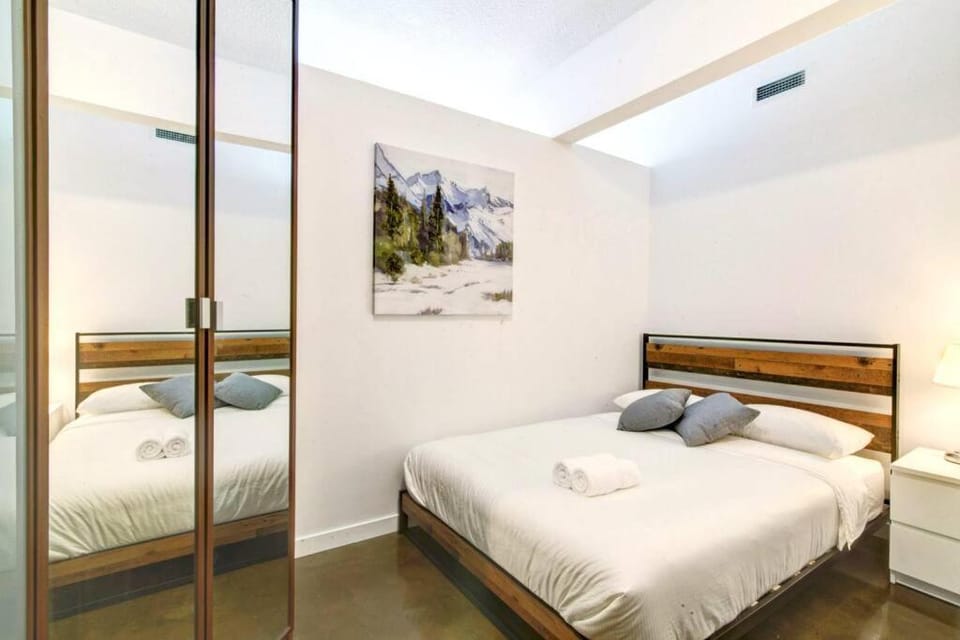Stylish 1BR, Stampede & Free Parking by Doorbed Apartment in Calgary