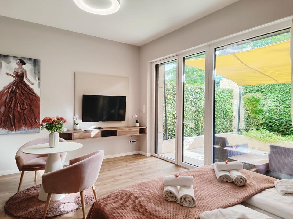 TV and multimedia, Living room, Garden view