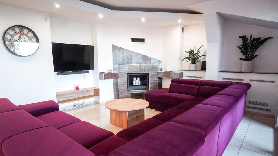 TV and multimedia, Living room, Seating area, flat iron