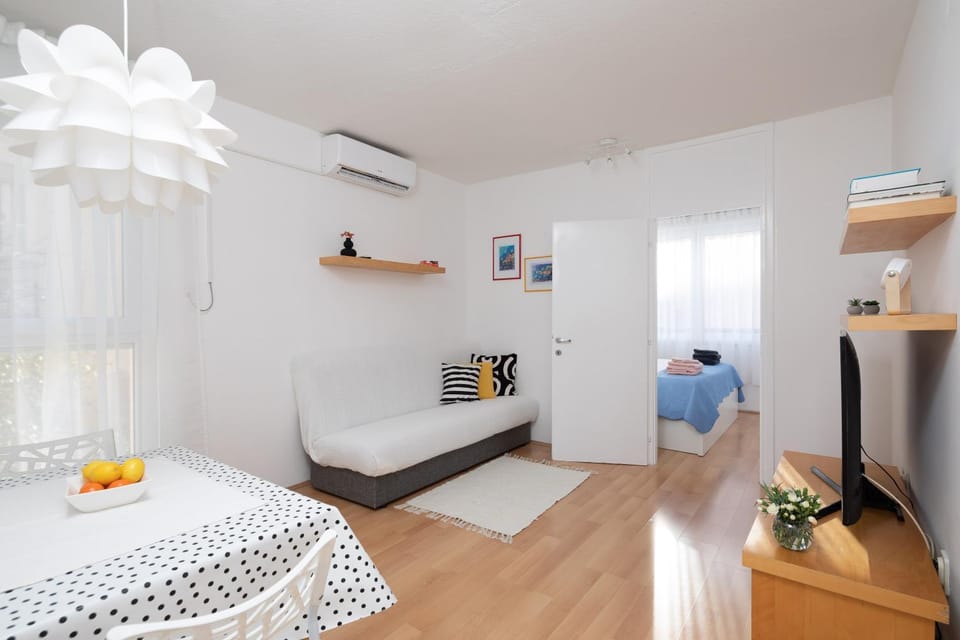 Living room, Seating area, air conditioner