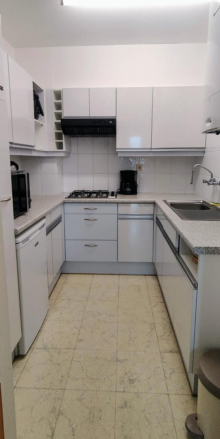 Kitchen or kitchenette, minibar, stove