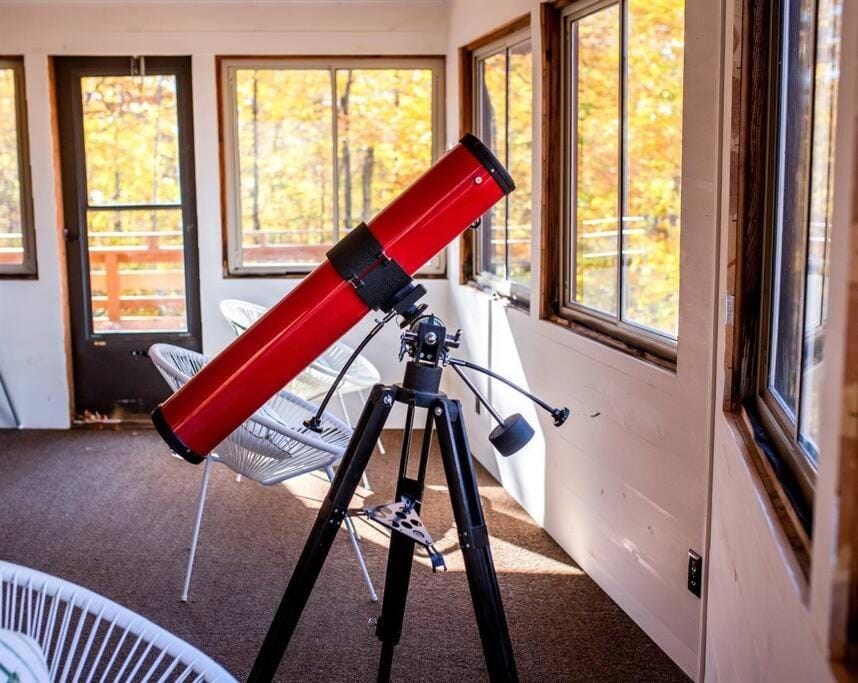Fall Getaway Resort-3 KING suites, Dog-Friendly Chalet in Wisconsin