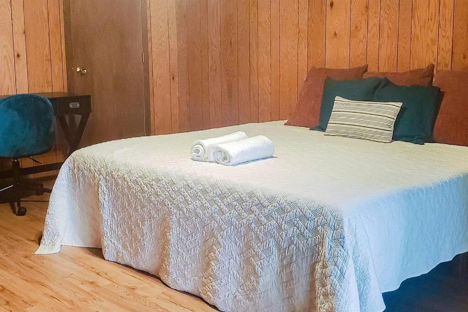Fall Getaway Resort-3 KING suites, Dog-Friendly Chalet in Wisconsin