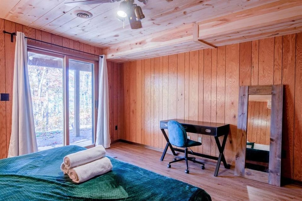 Fall Getaway Resort-3 KING suites, Dog-Friendly Chalet in Wisconsin