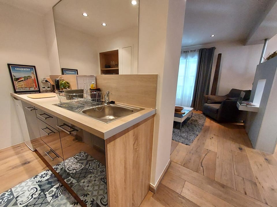 Kitchen or kitchenette, Dining area, minibar, stove