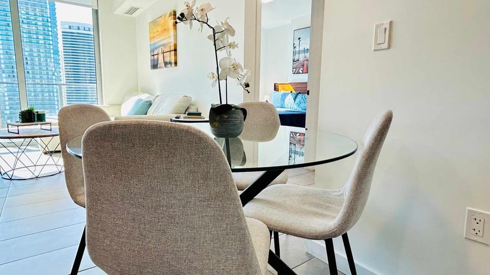 Heart of downtown Miami 2 Bed POOL & GYM House in Miami