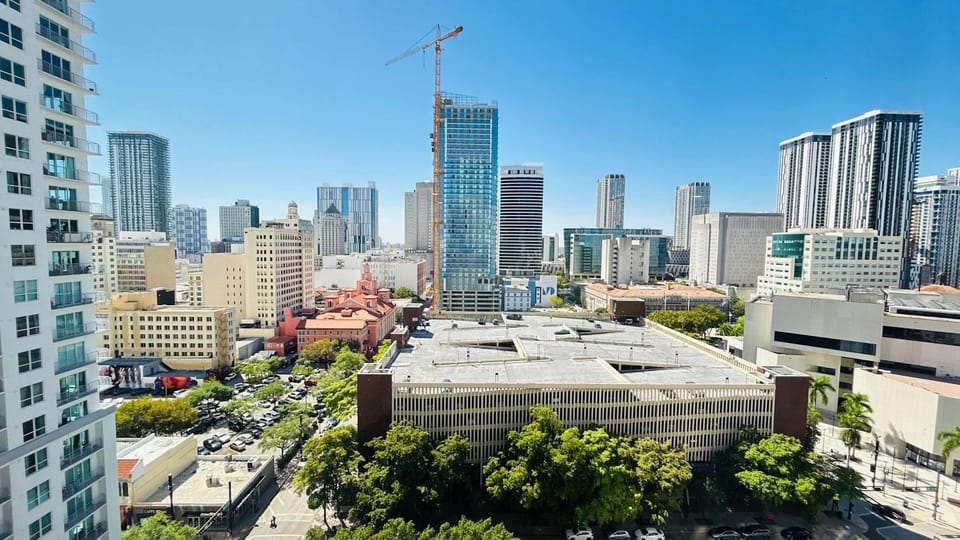 Heart of downtown Miami 2 Bed POOL & GYM House in Miami