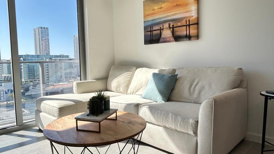 Heart of downtown Miami 2 Bed POOL & GYM House in Miami