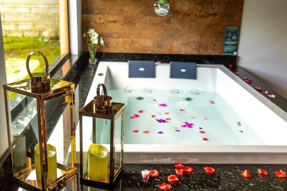 Hot Tub, Hot Tub, Decorative detail, Bath