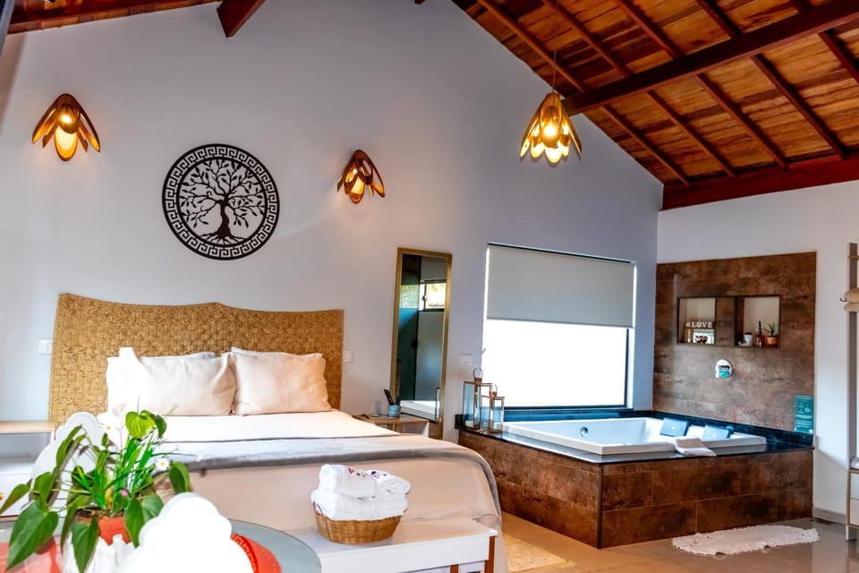 Bed, Hot Tub, Hot Tub, View (from property/room), Photo of the whole room, Bedroom, internet, internet, towels, towels