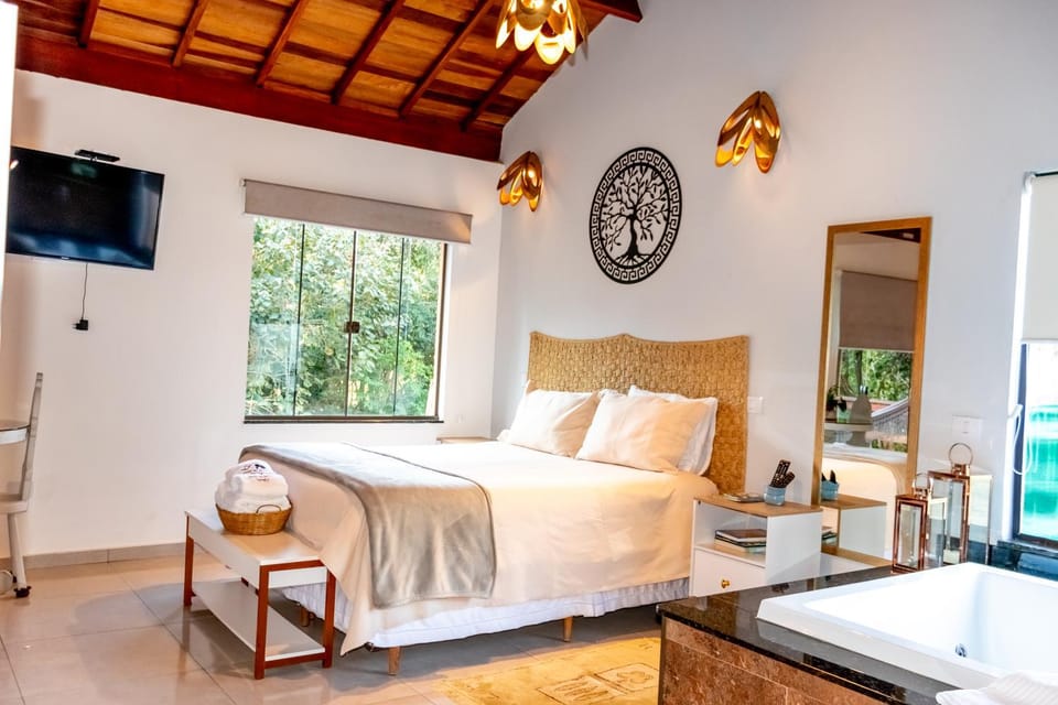 Bed, TV and multimedia, View (from property/room), Photo of the whole room, Bedroom, towels, towels