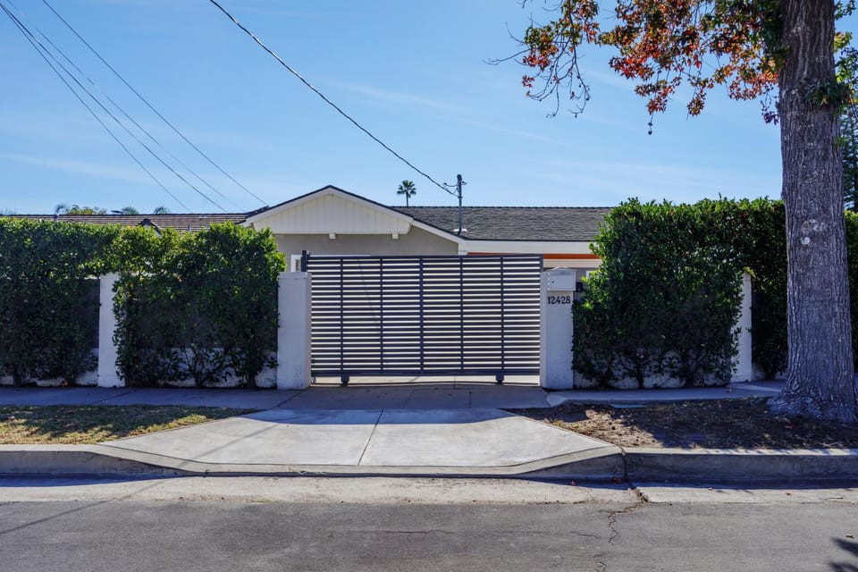 Property building, Day, Neighbourhood, Street view