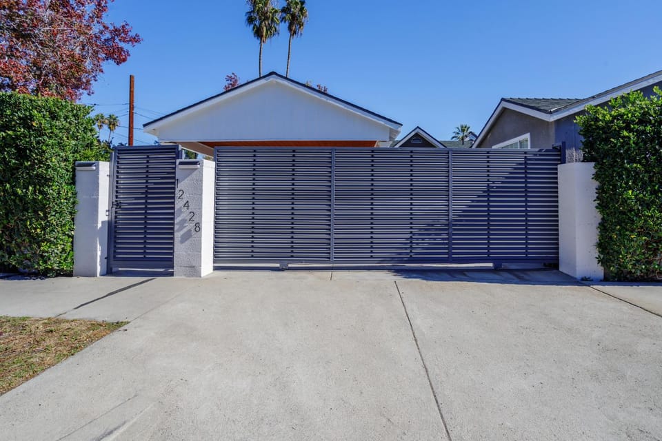 Property building, Day, Neighbourhood, Street view