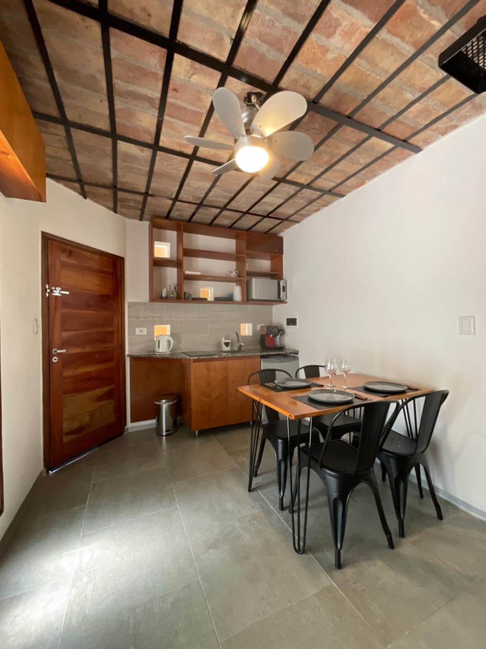 Kitchen or kitchenette, Dining area, fireplace, minibar, stove