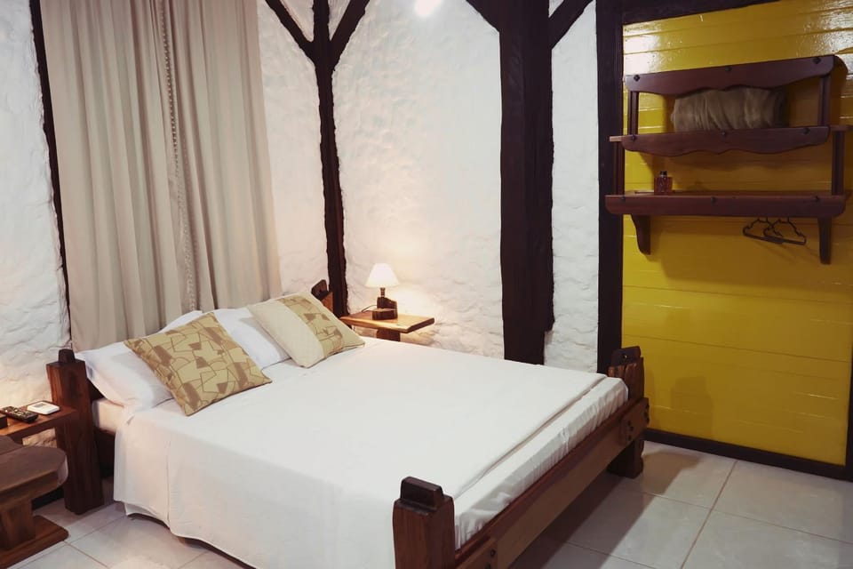 Bed, TV and multimedia, Seating area