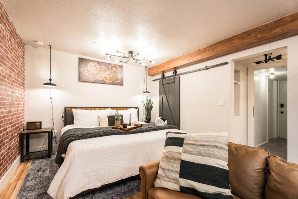 Awaken Your Senses King Bed BSU Parking House in Boise