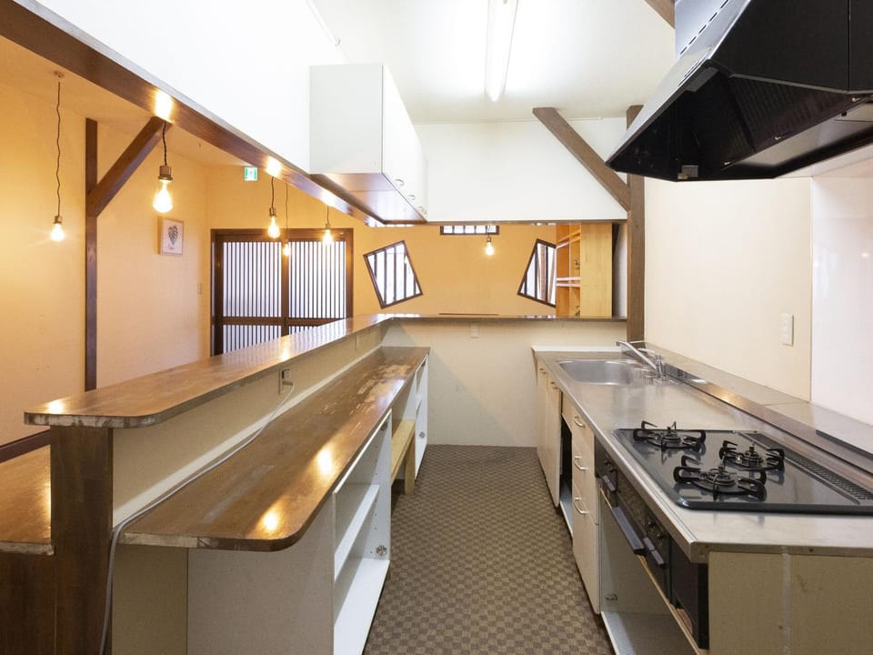 Photo of the whole room, kitchen