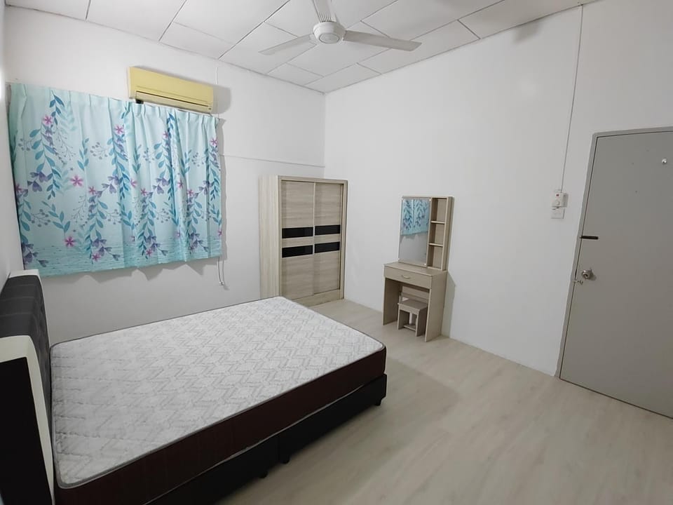 Bed, Photo of the whole room, Bedroom, wardrobe, air conditioner