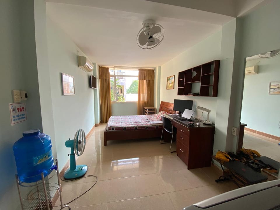 Photo of the whole room, air conditioner