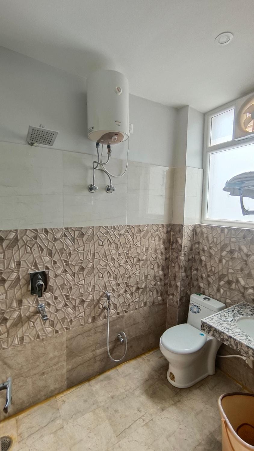 Shower, Toilet, towels