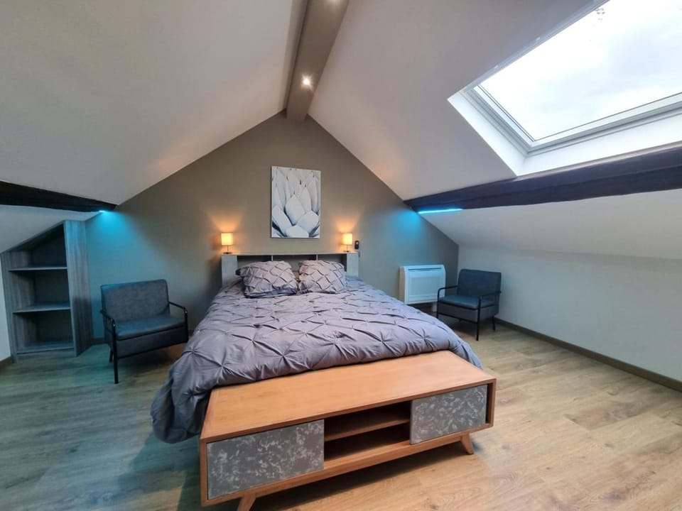 Bed, Photo of the whole room, Bedroom