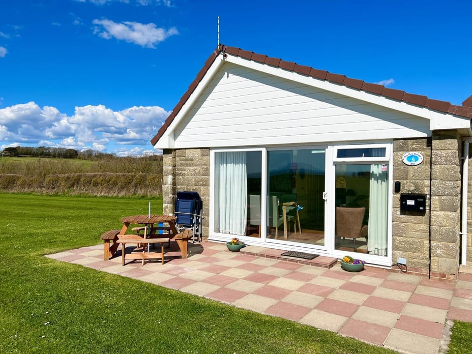 BAYVIEW self-catering coastal bungalow in rural West Wight House in Freshwater