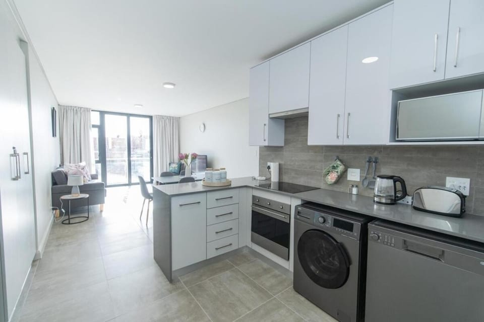 Kitchen or kitchenette, dishwasher, oven, washing machine