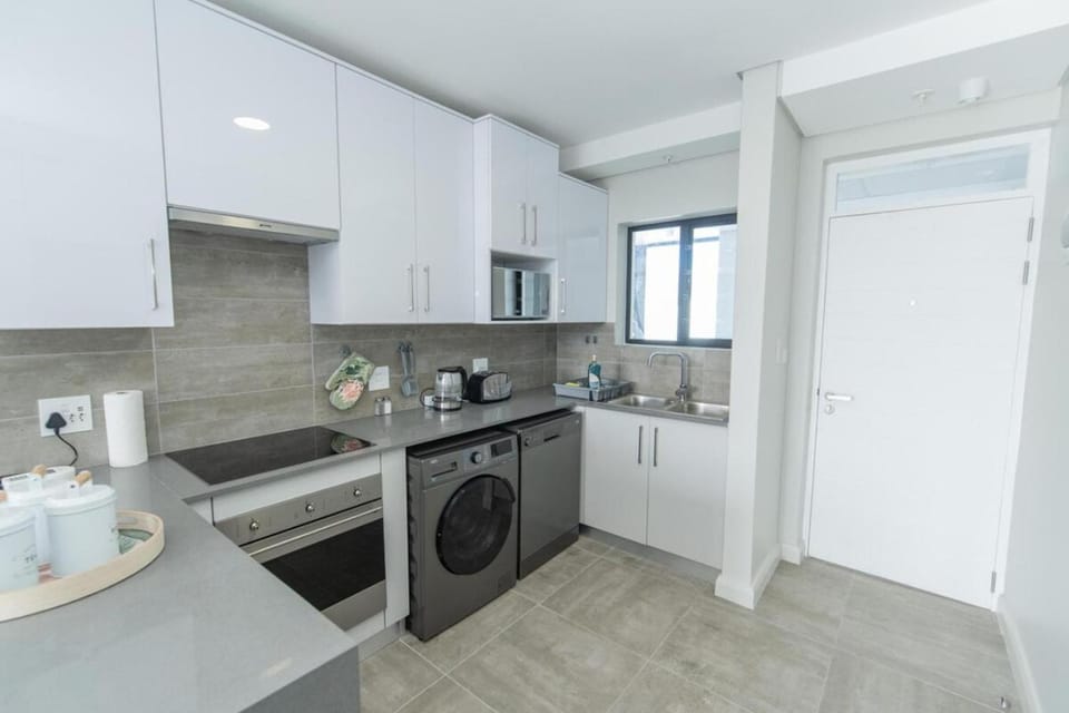 Kitchen or kitchenette, oven, washing machine