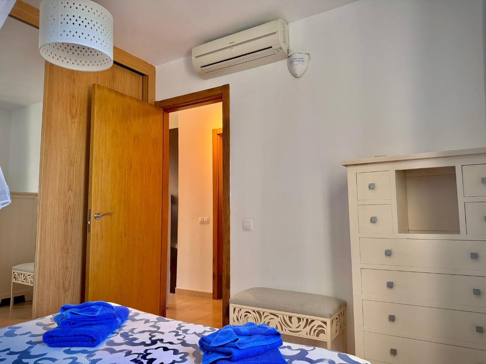 Bed, Bedroom, wardrobe, air conditioner