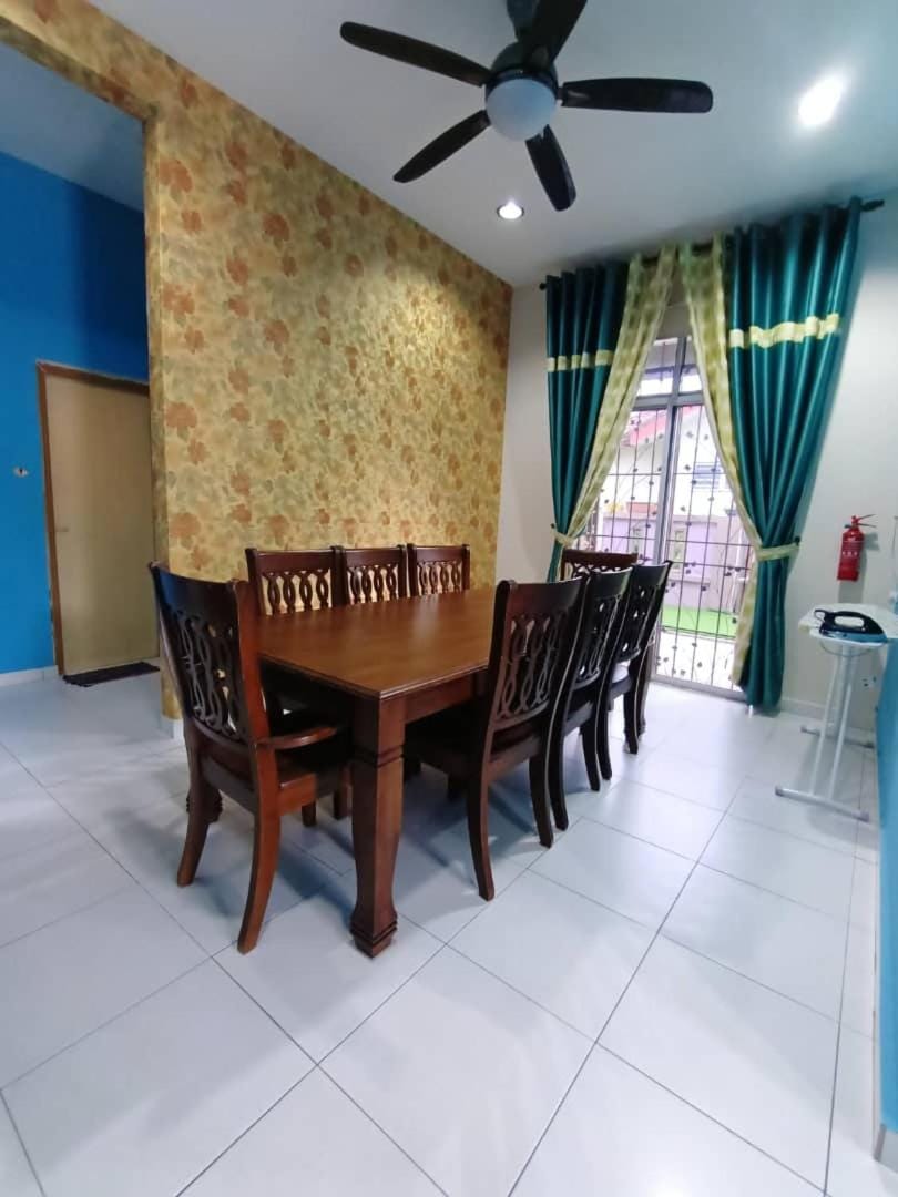 Dining area, fireplace