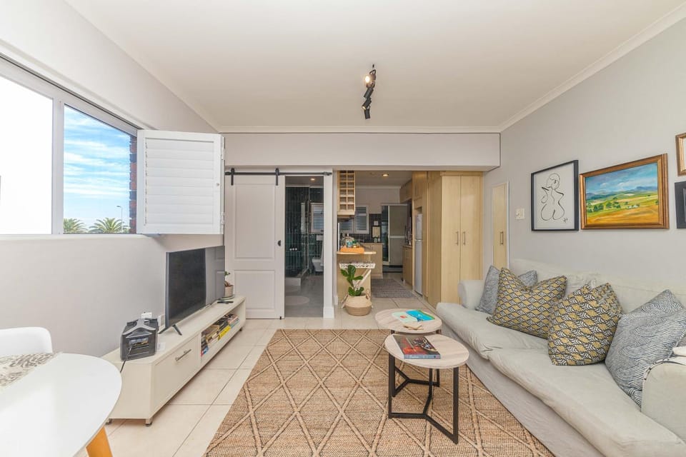 TV and multimedia, Kitchen or kitchenette, Living room, Seating area, Sea view