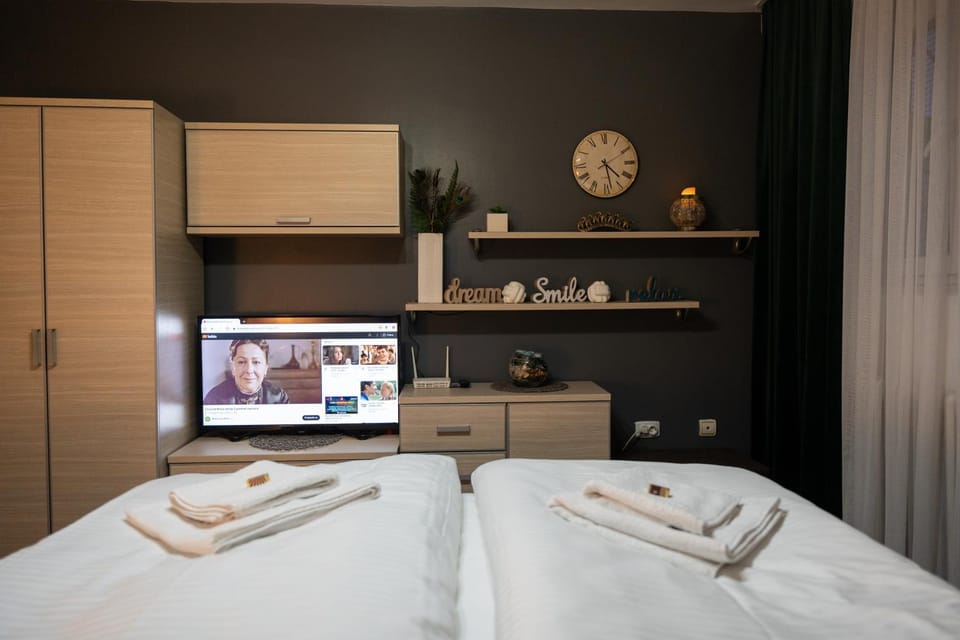 Photo of the whole room, Bedroom, hair dresser