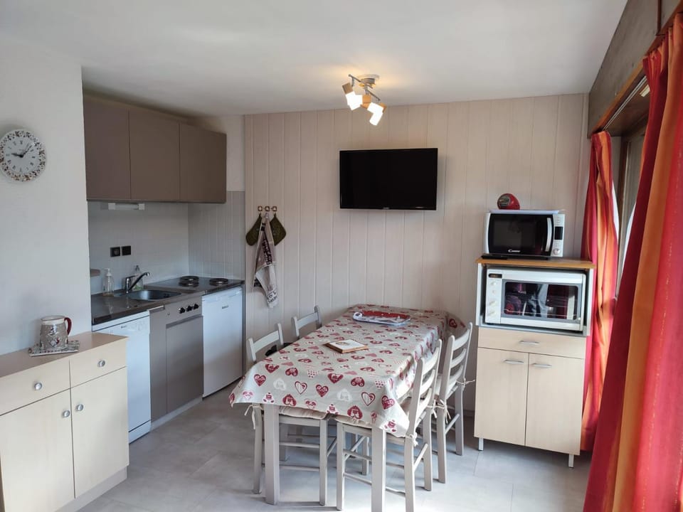 Dining area, minibar, stove, toaster
