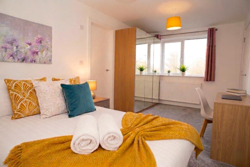 Bed, Photo of the whole room, Bedroom, towels