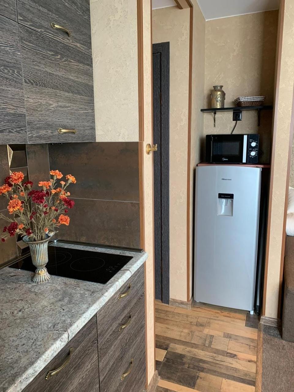 Kitchen or kitchenette, minibar, oven, stove