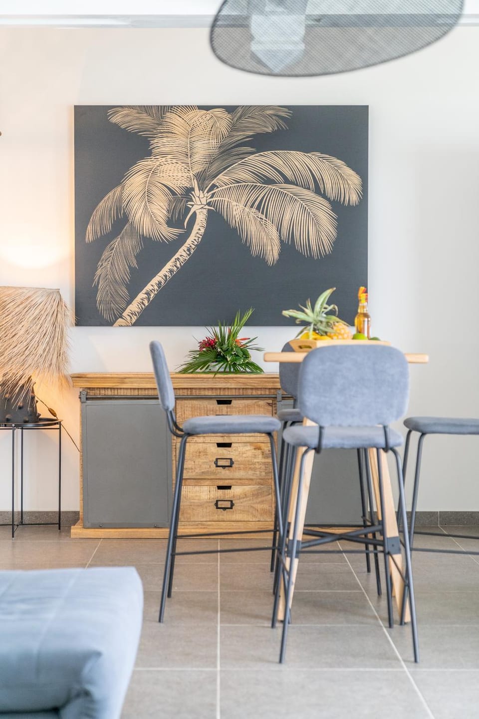 Living room, Food and drinks, Decorative detail, Seating area, Dining area, Food