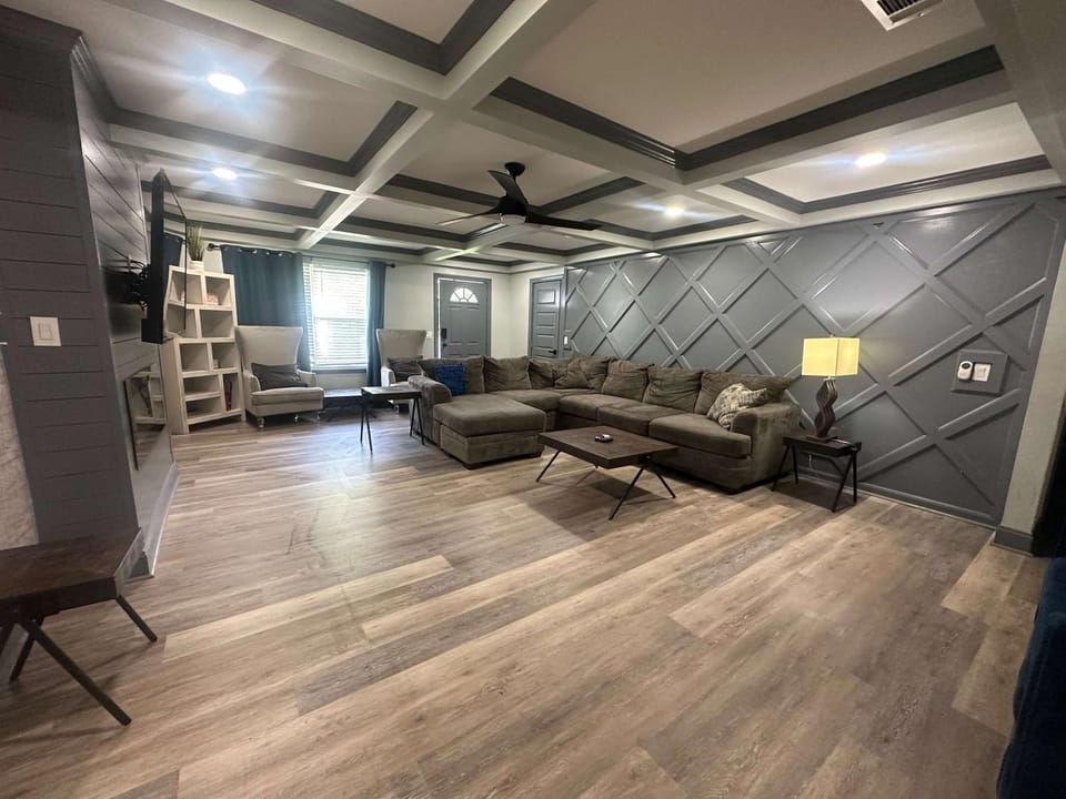 Spacious Dawsonville 4 bedrooms with 8 beds Sleeps 10 for Work crews and Large groups of friends and families House in Lake Lanier
