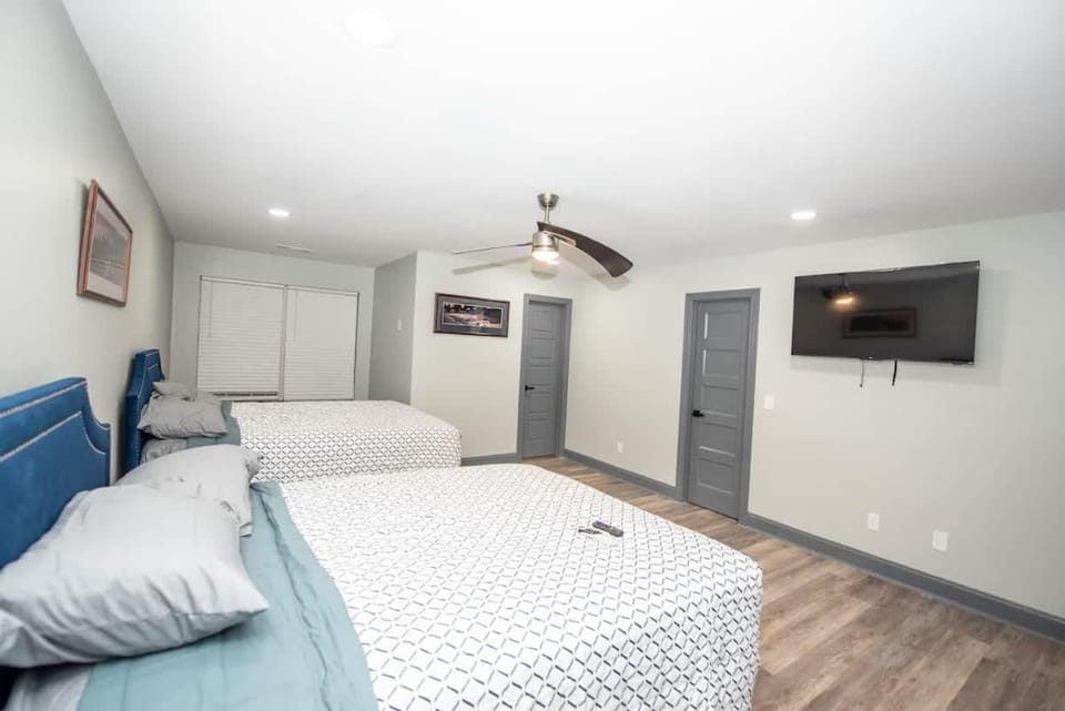 Spacious Dawsonville 4 bedrooms with 8 beds Sleeps 10 for Work crews and Large groups of friends and families House in Lake Lanier