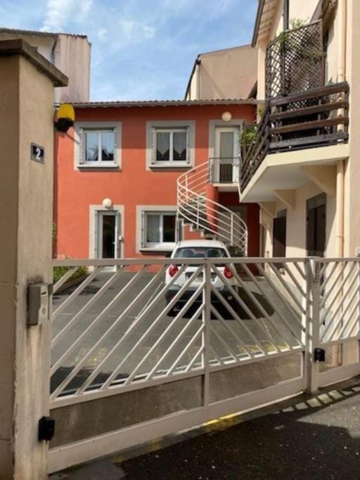 Spacieux studio dans résidence avec parking privé Apartment in Clermont-Ferrand