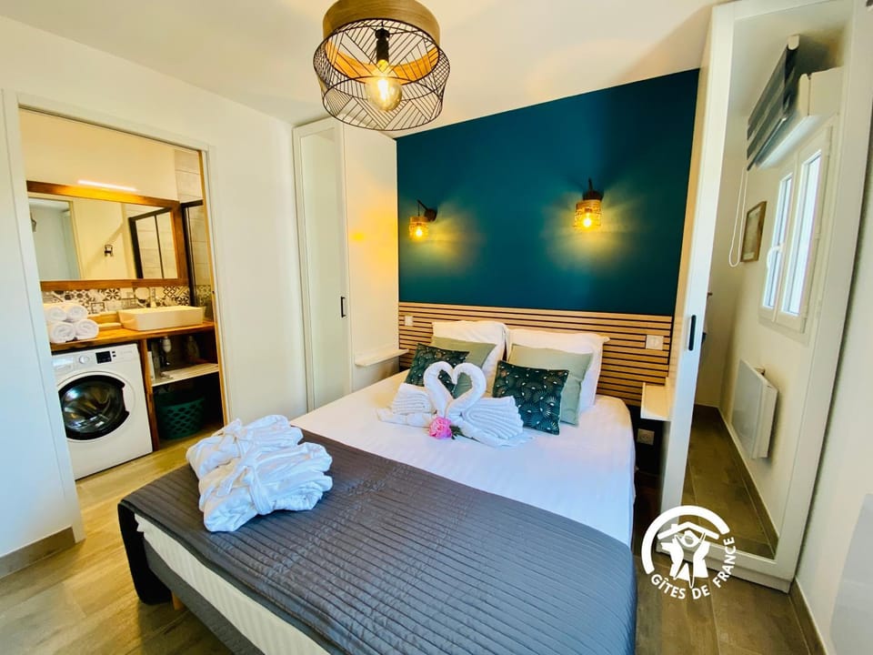 Bed, Photo of the whole room, Bedroom, towels, washing machine