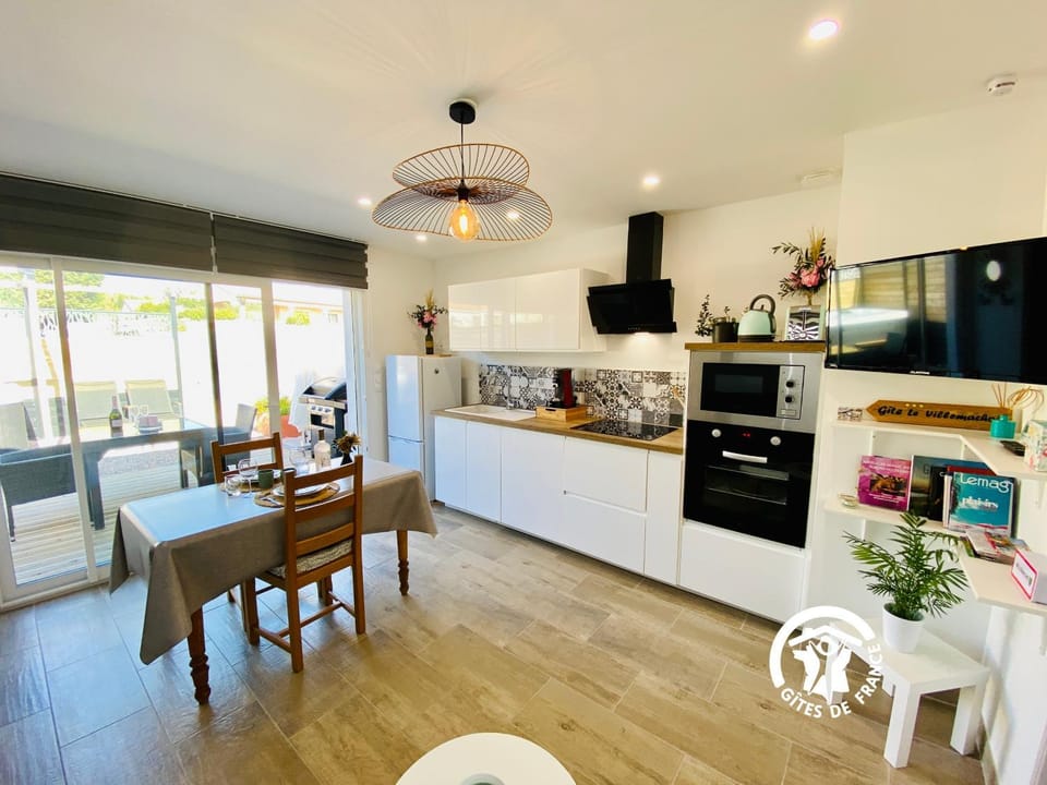 Coffee/tea facilities, Kitchen or kitchenette, Living room, Seating area, Dining area, dishwasher, minibar, pet friendly, stove, toaster