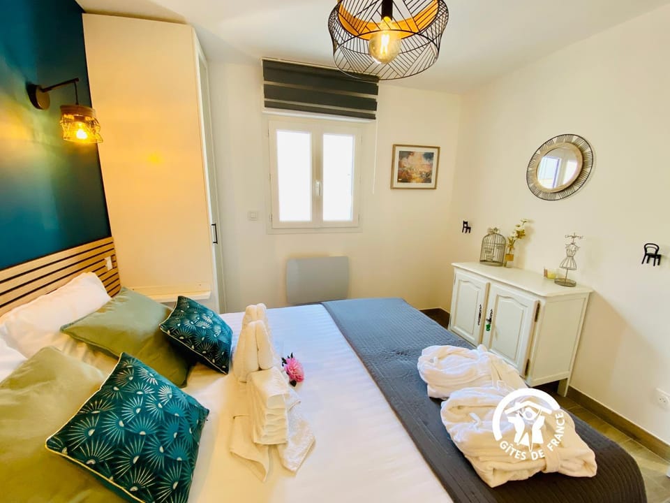 Bed, Photo of the whole room, Bedroom, towels, wardrobe, air conditioner