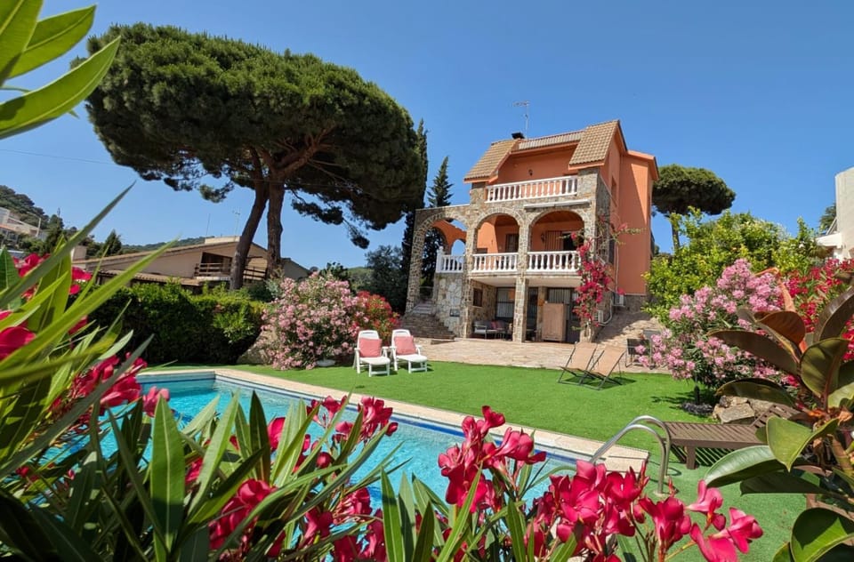 Property building, Garden, Swimming pool