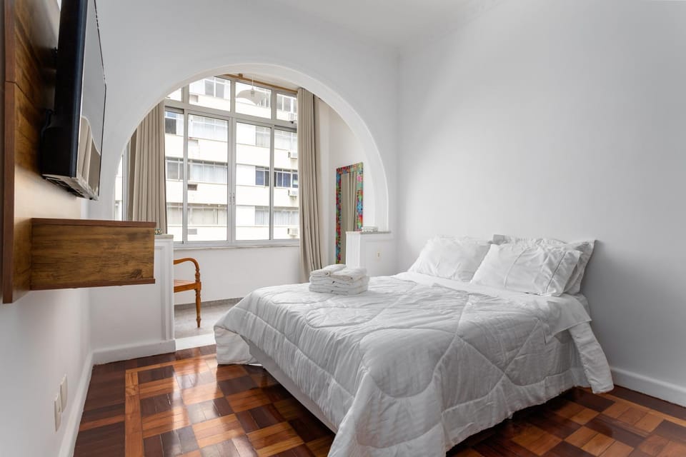 Bed, TV and multimedia, Bedroom
